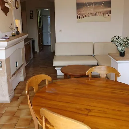 Διαμέρισμα Charming Apt With Balcony In The Heart Of